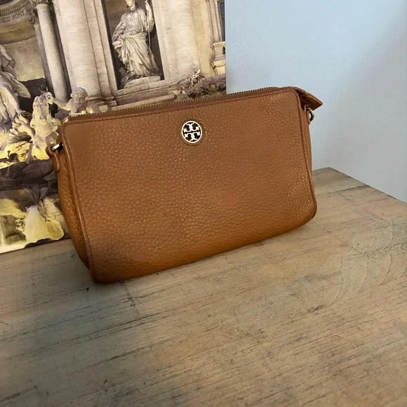Tory Burch Tan Robinson Pebbled Leather Clutch Bag - Picture 2 of 12
